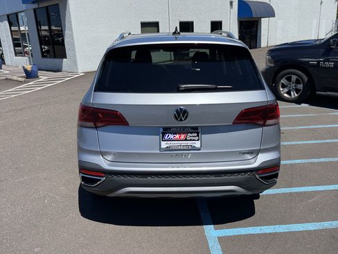 Used 2024 Volkswagen Taos SE w/ Panoramic Sunroof Package AWD/4WD image 4