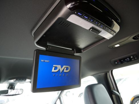 Used 2020 Chrysler Pacifica Touring-L w/ S Appearance Package FWD image 18