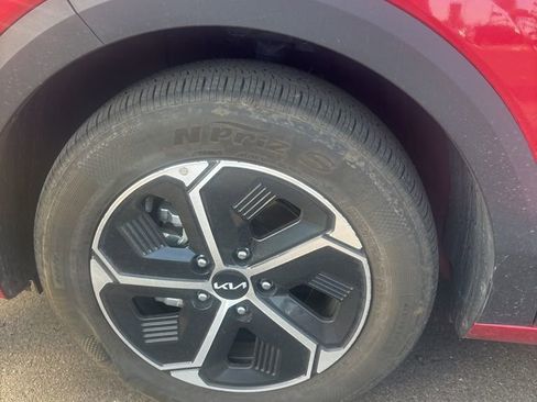 Used 2023 Kia Niro EX image 8