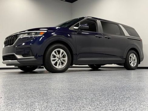 Used 2023 Kia Carnival LX FWD image 5