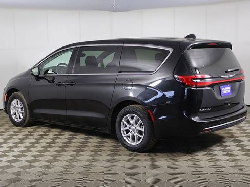 Used 2023 Chrysler Pacifica Touring-L FWD image 11
