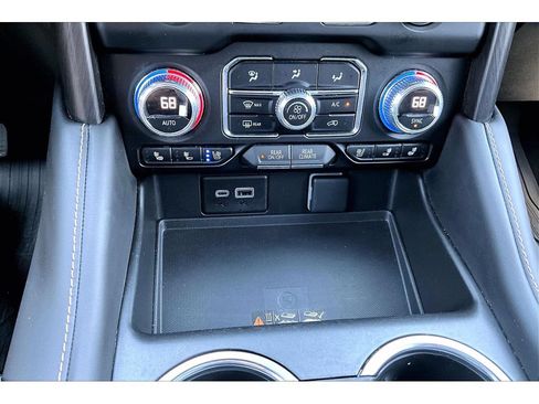 Used 2024 GMC Yukon XL AT4 w/ Technology Package AWD/4WD image 15
