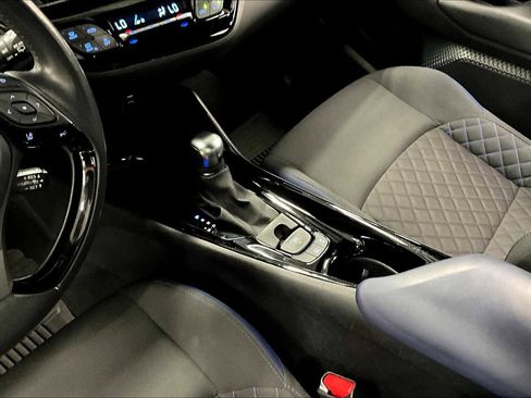 Used 2022 Toyota C-HR XLE image 16