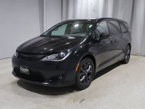 Used 2019 Chrysler Pacifica Touring Plus w/ S Appearance Package image 6