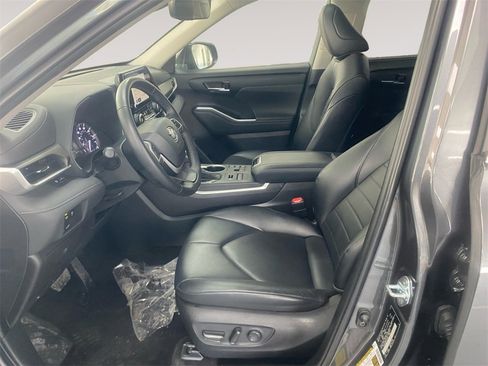 Used 2023 Toyota Highlander XLE image 9