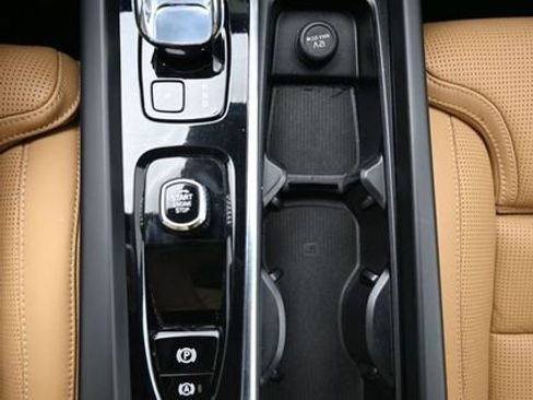 Used 2023 Volvo XC60 B5 Ultimate w/ Protection Package Premier FWD image 11