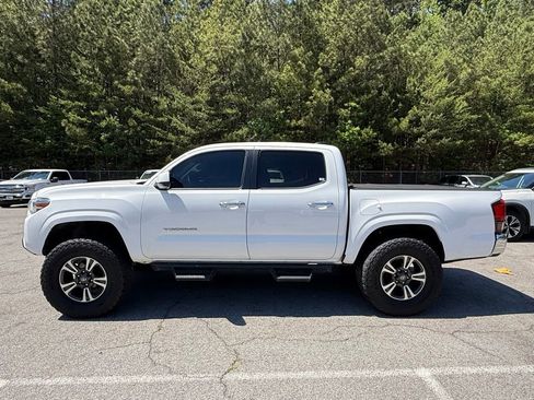 Used 2020 Toyota Tacoma SR5 RWD image 3
