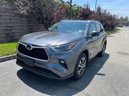 Used 2022 Toyota Highlander XLE AWD/4WD image 1