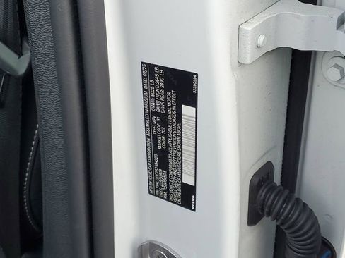 Used 2025 Volvo XC40 B5 Plus image 34