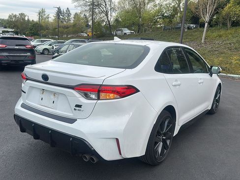 Used 2025 Toyota Corolla SE w/ SE Premium Package image 5