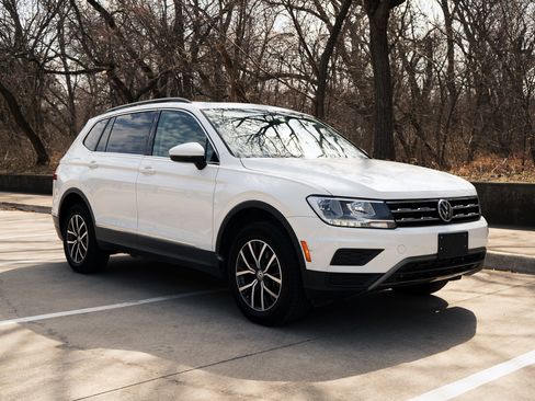 Used 2020 Volkswagen Tiguan SE w/ Panoramic Sunroof Package image 2