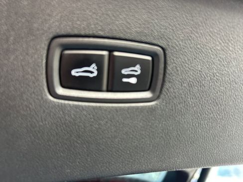 Used 2023 Porsche Cayenne Platinum Edition image 33