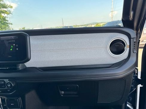 Used 2025 Jeep Wrangler Unlimited Sahara AWD/4WD image 15