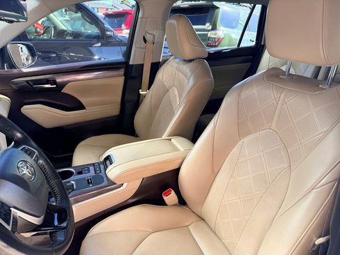 Used 2022 Toyota Highlander Platinum image 8