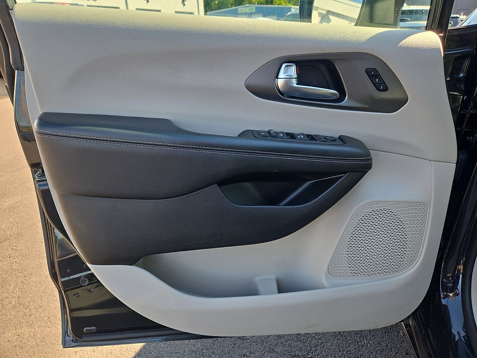 Used 2023 Chrysler Pacifica Touring-L AWD/4WD image 13