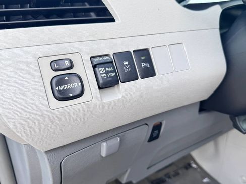 Used 2013 Toyota Sienna XLE w/ Entertainment Pkg FWD image 14