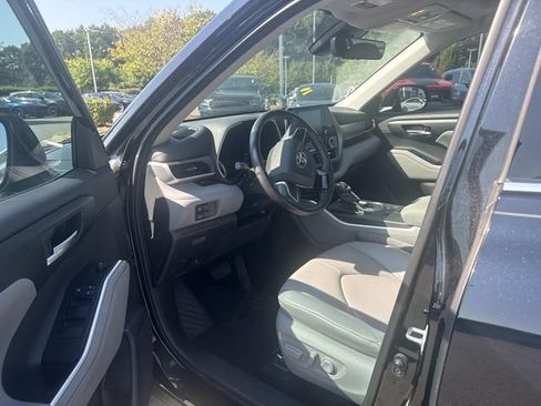 Used 2021 Toyota Highlander XLE FWD image 4