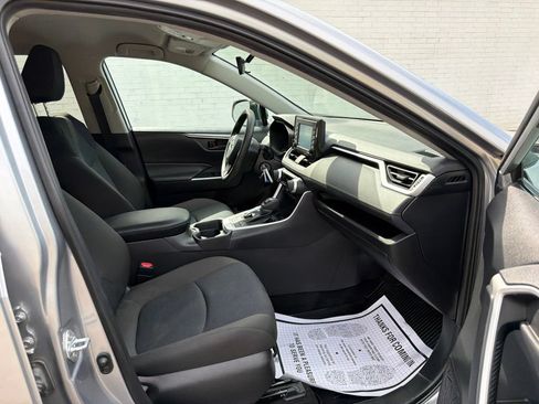 Used 2021 Toyota RAV4 LE AWD/4WD image 11