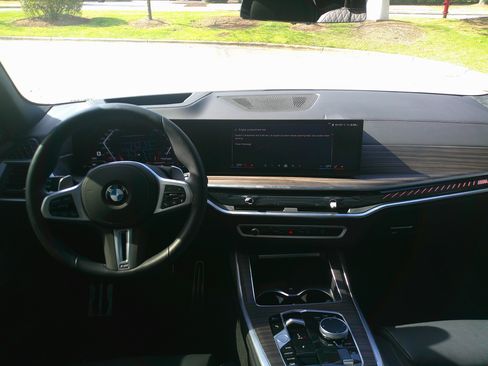 Used 2025 BMW X7 M60i w/ Climate Comfort Package image 31