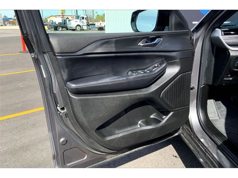 Used 2024 Jeep Grand Cherokee L Laredo image 24