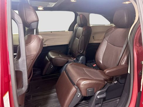 Used 2023 Toyota Sienna Platinum FWD image 24