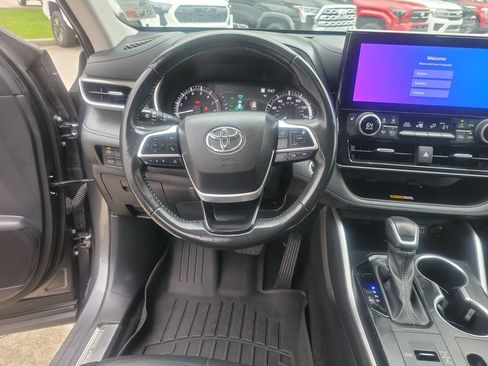 Used 2024 Toyota Highlander XLE FWD image 20