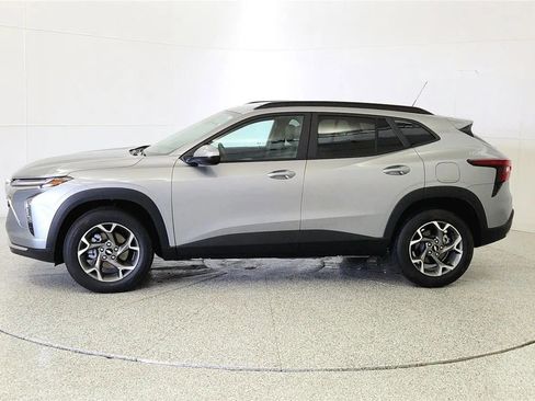 Used 2025 Chevrolet Trax LT w/ Sunroof Package FWD image 4