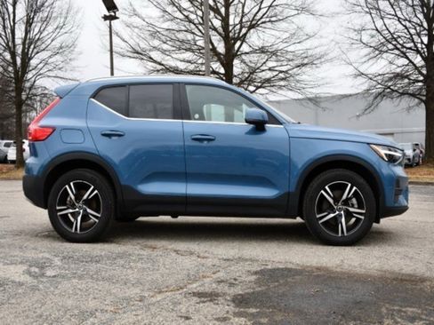 Certified 2025 Volvo XC40 B5 Core image 8