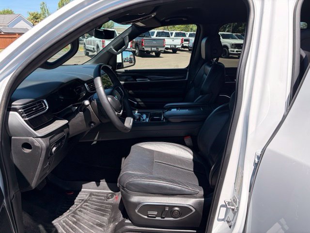 Used 2022 Jeep Wagoneer Series III AWD/4WD image 2