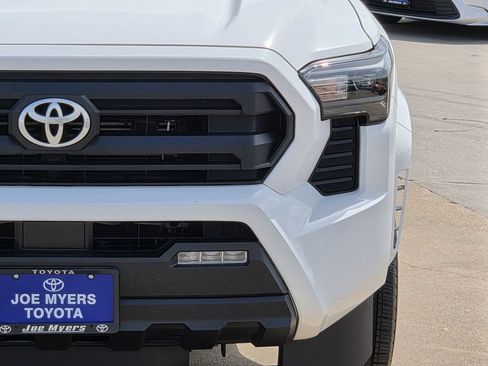 Used 2025 Toyota Tacoma SR5 AWD/4WD image 4