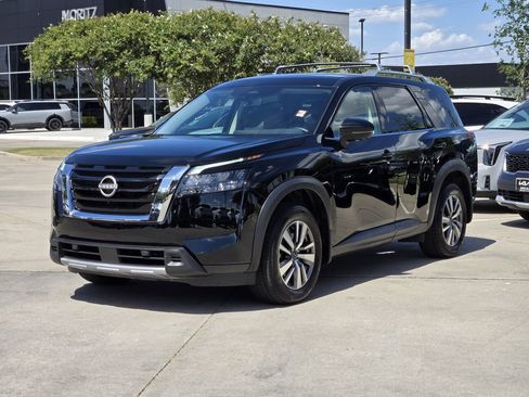 Used 2025 Nissan Pathfinder SL FWD image 2