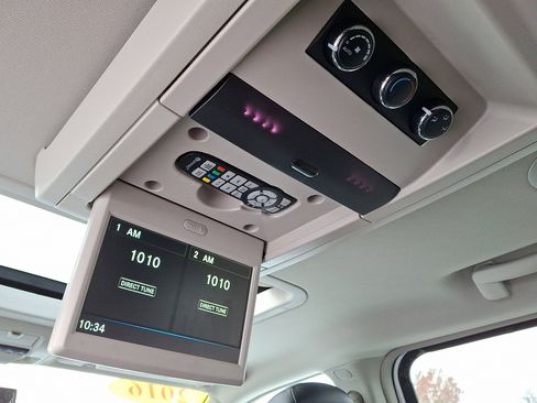 Used 2016 Chrysler Town & Country Touring-L image 14