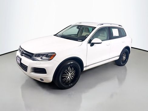 Used 2011 Volkswagen Touareg Sport image 3