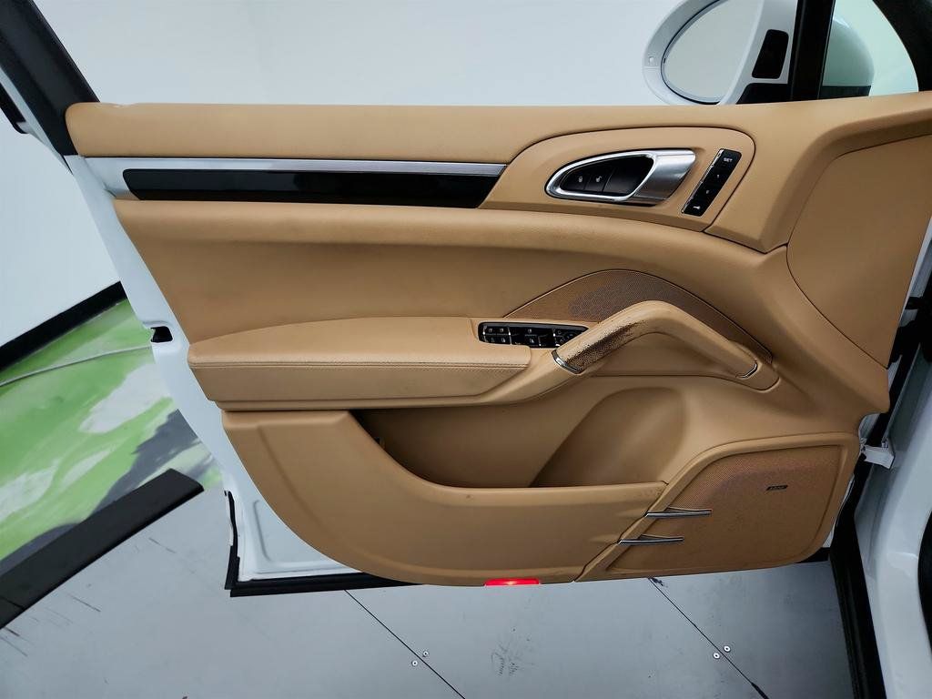 Used 2017 Porsche Cayenne Platinum Edition w/ Premium Package (PJV) AWD/4WD image 23