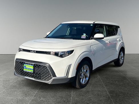 Used 2025 Kia Soul LX FWD image 4
