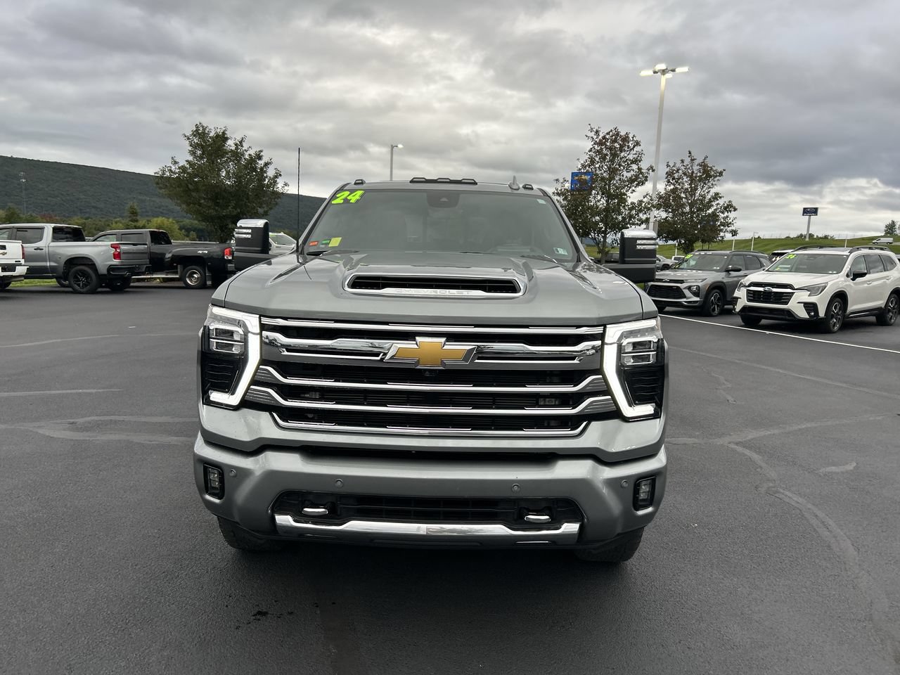 Used 2024 Chevrolet Silverado 2500 High Country w/ Technology Package AWD/4WD image 2