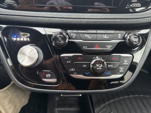 Used 2019 Chrysler Pacifica Limited w/ Advanced Safetytec Group image 38