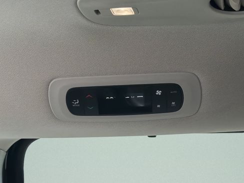 Used 2023 Chrysler Pacifica Touring-L FWD image 9