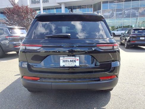 Used 2024 Jeep Grand Cherokee Altitude AWD/4WD image 7