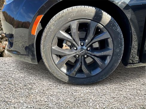 Used 2018 Chrysler Pacifica Touring Plus w/ S Appearance Package image 9