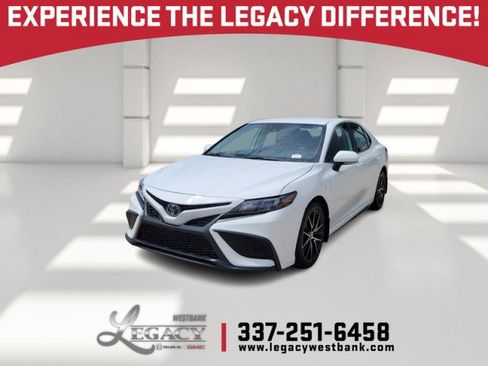 Used 2023 Toyota Camry SE FWD image 1