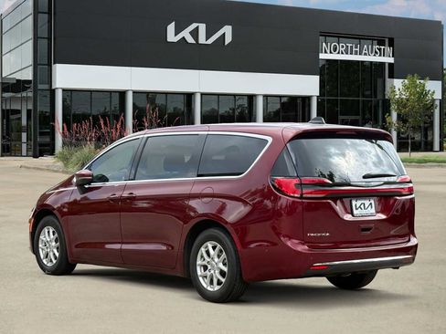 Used 2023 Chrysler Pacifica Touring-L FWD image 5
