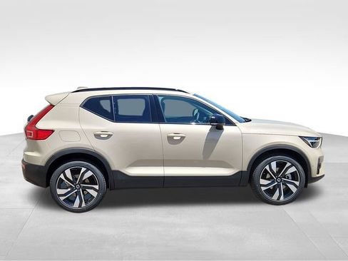 Certified 2025 Volvo XC40 B5 Ultra w/ Climate Package AWD/4WD image 2