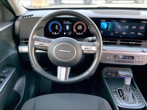 Used 2025 Hyundai Kona SEL FWD image 5