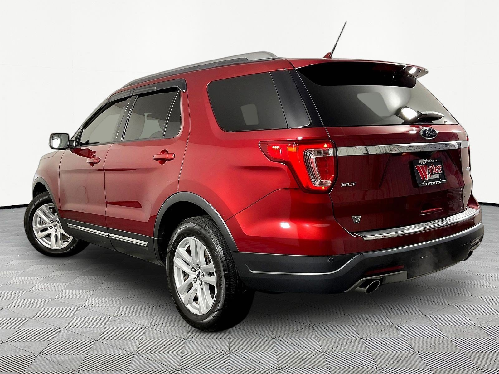 Used 2018 Ford Explorer XLT w/ Equipment Group 202A AWD/4WD image 4