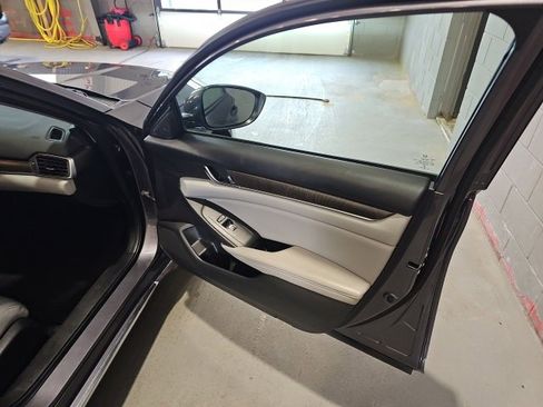 Used 2018 Honda Accord EX image 25