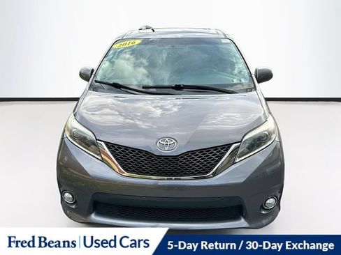 Used 2016 Toyota Sienna SE Premium w/ Four Season Floor Mat Package FWD image 2
