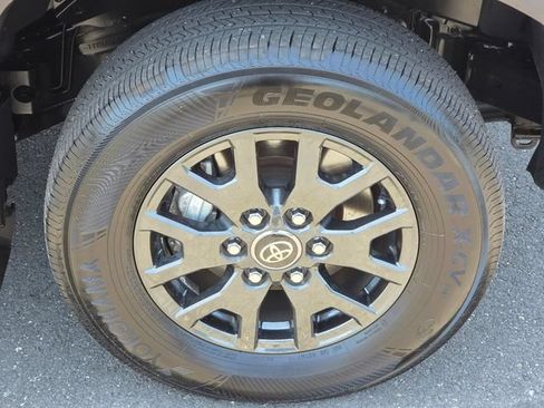 Used 2025 Toyota 4Runner SR5 AWD/4WD image 9