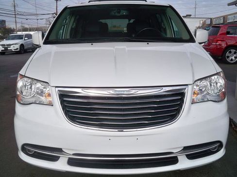 Used 2015 Chrysler Town & Country Touring image 2