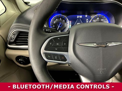 Used 2023 Chrysler Pacifica Limited FWD image 11